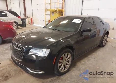 2015 Chrysler 300 Limited z USA, uszkodzony, nr VIN 2C3CCARG8FH887415